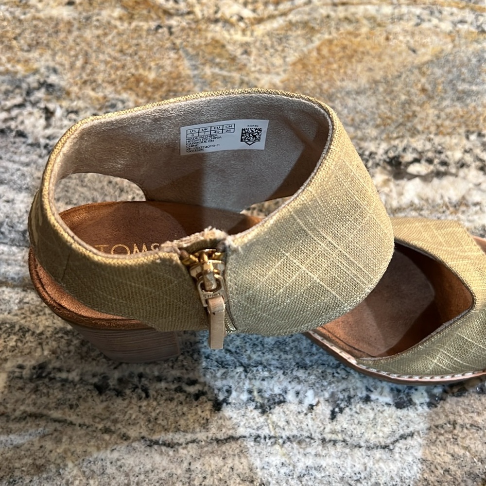 Tom’s shoes - Picture 4 of 7